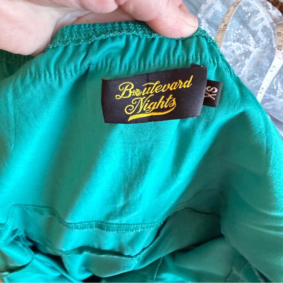 Chic Green Midi Dress with White Accents - Picture 6 of 8